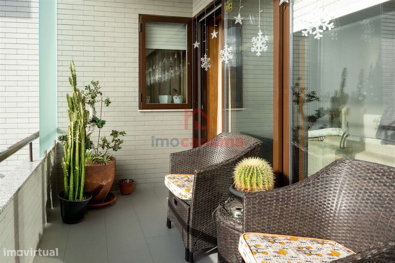 Apartamento T4 transformado em T3 no centro de Vila das Aves, Santo Ti-9
