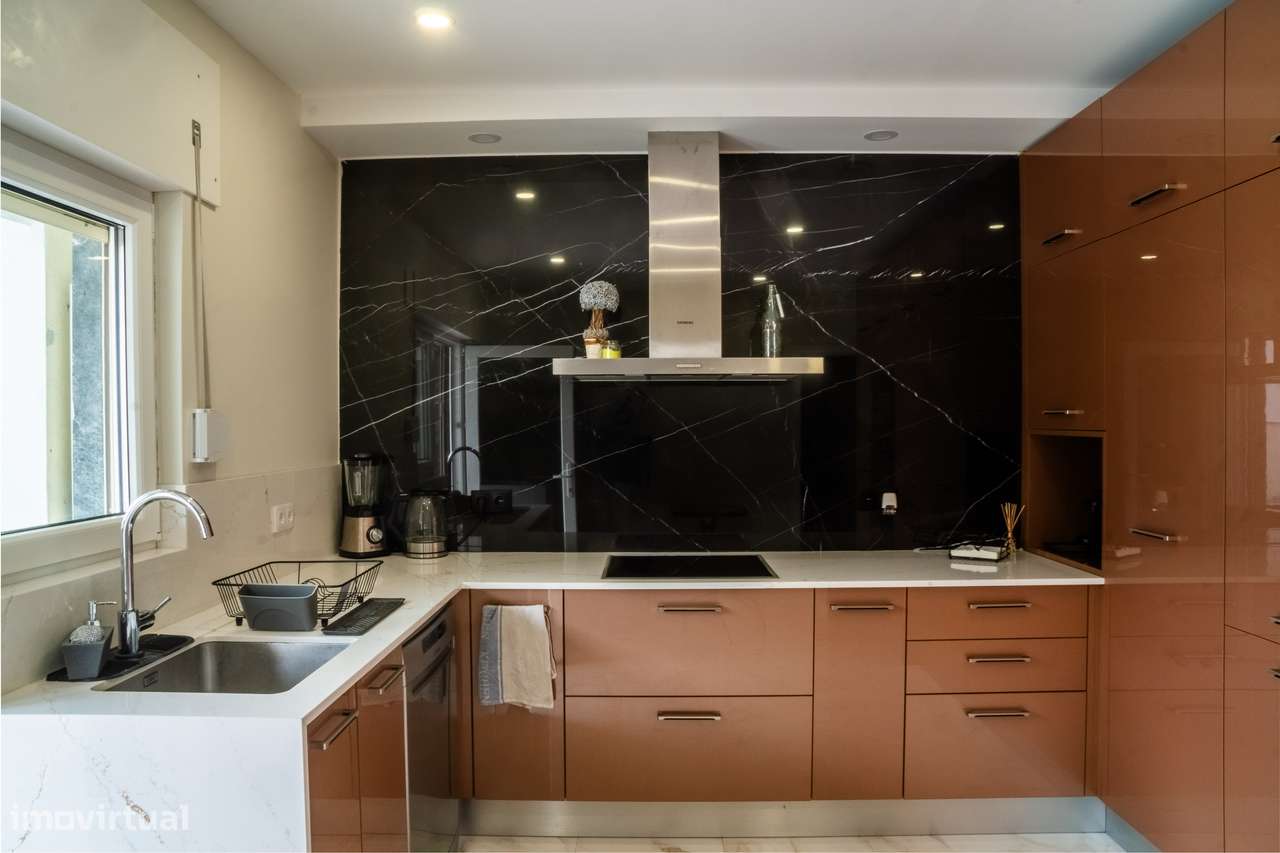 Moradia Remodelada T5 na Quinta do Conde – Pronta a Habitar!-6