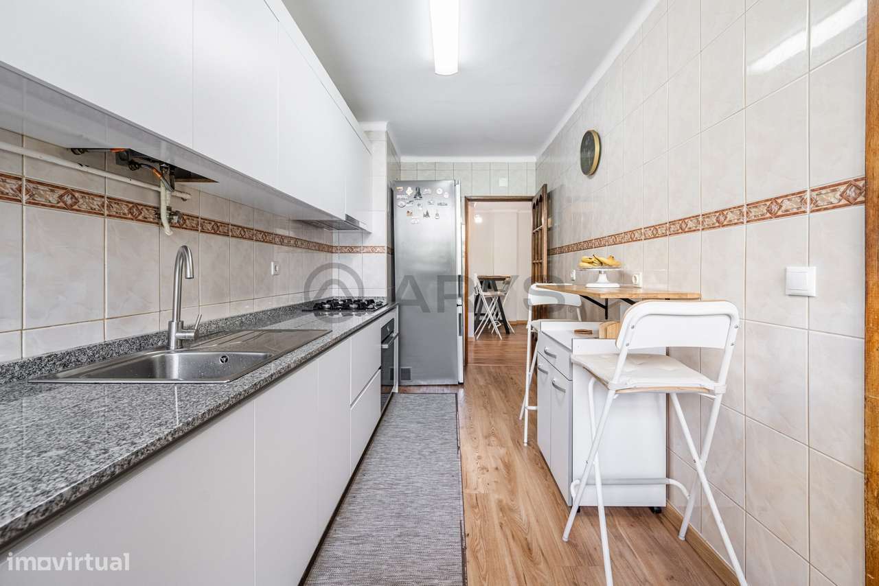 Apartamento T3 totalmente remodelado, com excelente exposição solar...-1