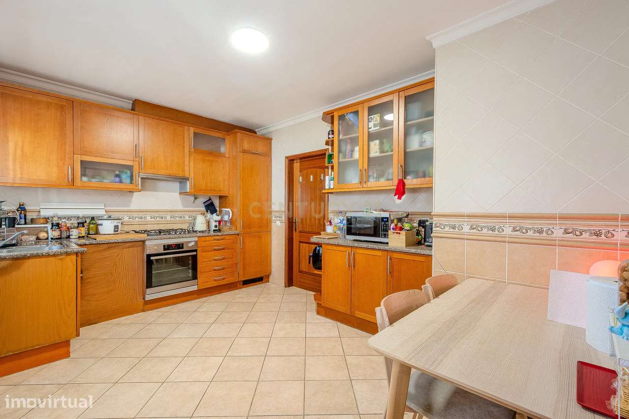 Moradia T2 Geminada C/ 2 Apartamentos Independentes e 238 M2 de Área E-7