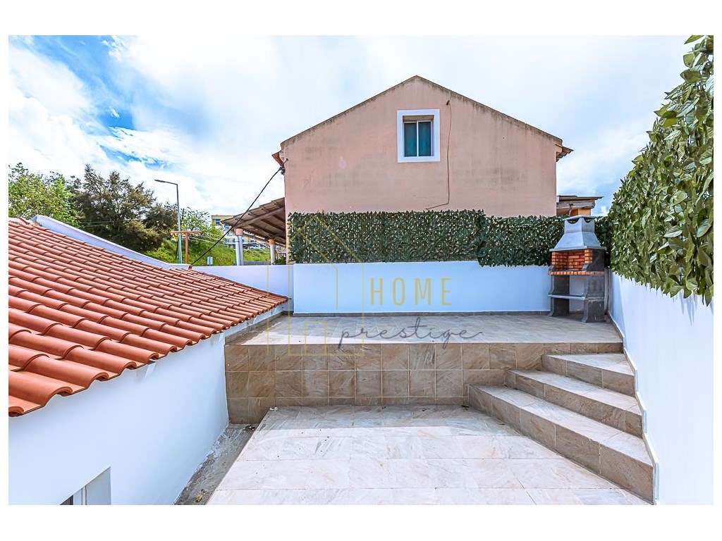 Fantástica moradia T2 com quintal em Setúbal-11