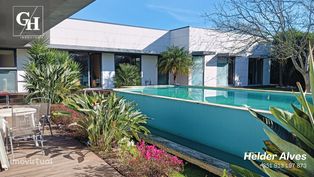 Magnifica Moradia T4 de arquitetura moderna com piscina