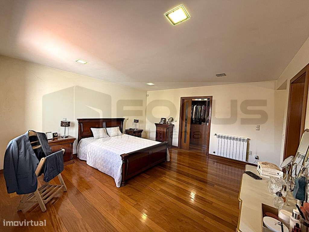 Espaçosa moradia T4 para venda em Esgueira-28