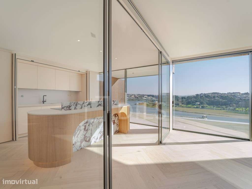 Apartamento T4, com varanda, frente ao Rio Douro