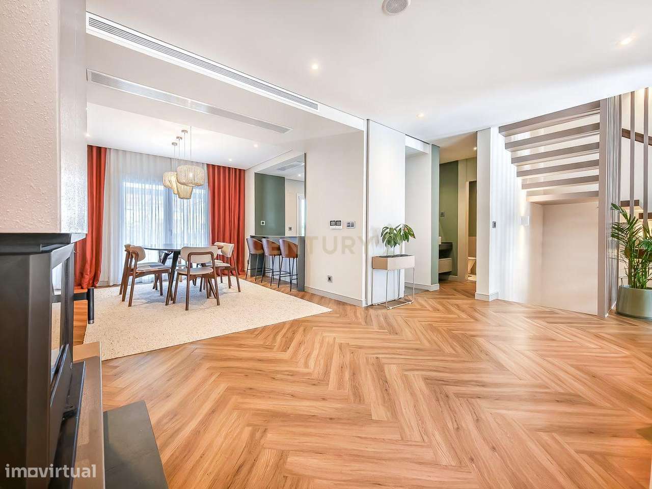 Moradia T4 em Condomínio Privado | Piscina | 6WC | Jardim | Terraço |-9