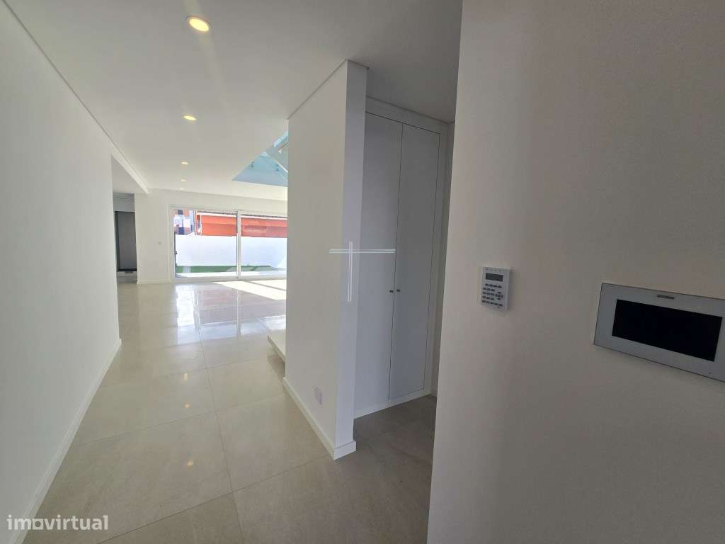 Moradia isolada T4, arquitetura contemporânea com garagem e piscina... - Grande imagem: 4/46