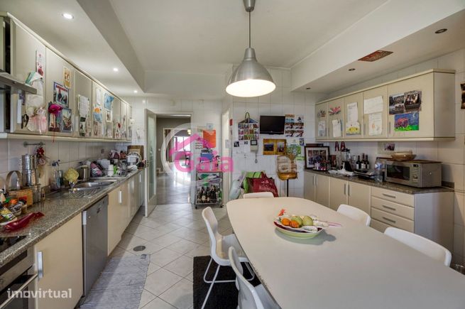 Apartamento T4 Duplex condomínio reservado 2 lugares garagem arrumos-9