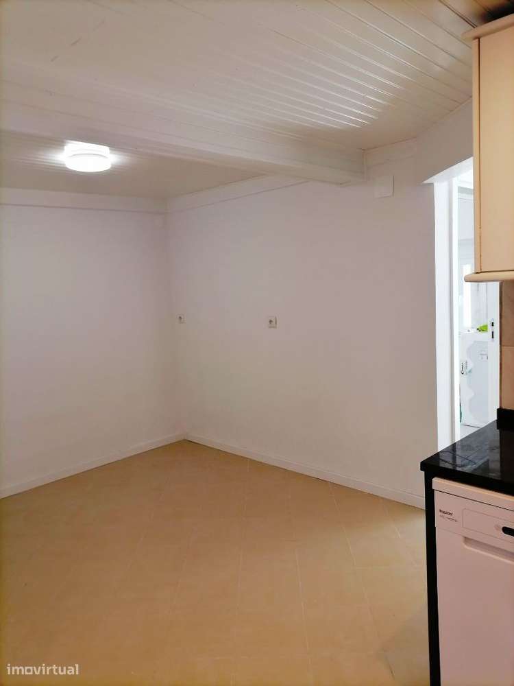 Moradia Remodelada em banda na Rua do Sítio ao Casalinho da Ajuda.-5