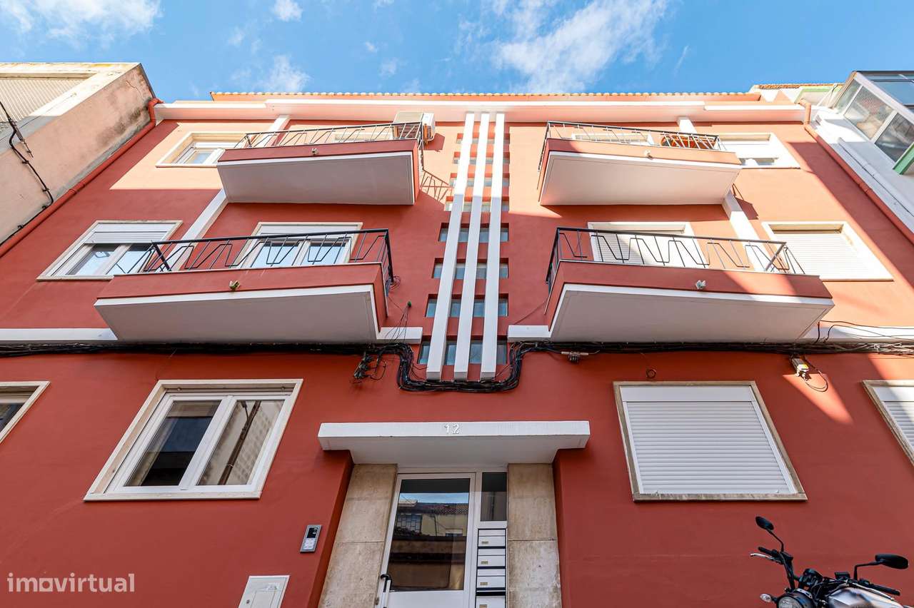 T2+1 Dúplex Remodelado com 4 Varandas e Vista Cristo Rei – Almada-26