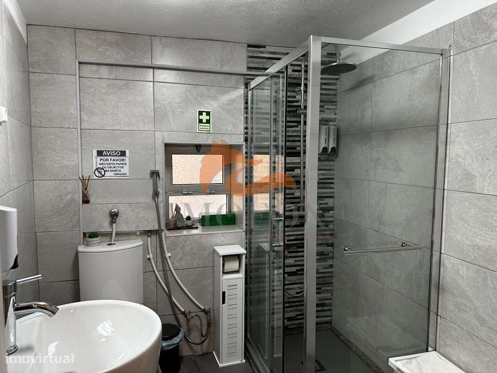 Casa de aldeia com 4 quartos e Alojamento Local ainda a funcionar e...-8