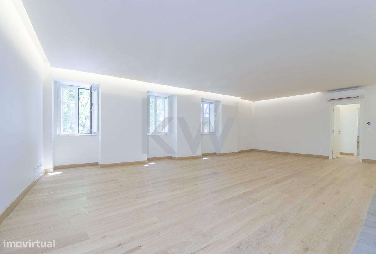 Apartamento T2 de áreas generosas em Venda no Largo do Chanceler, Alfa - Grande imagem: 1/34