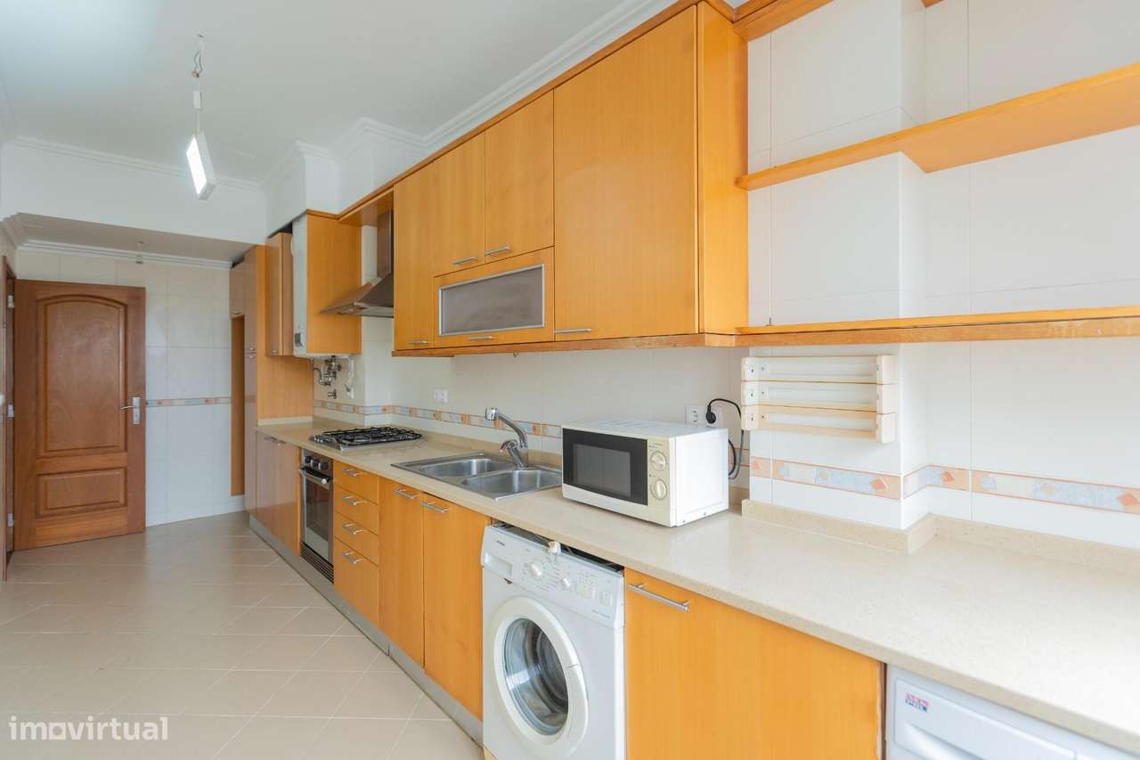 T2 Duplex com 101 m2 e 2 WC – Um apto. diferente na Amadora-11
