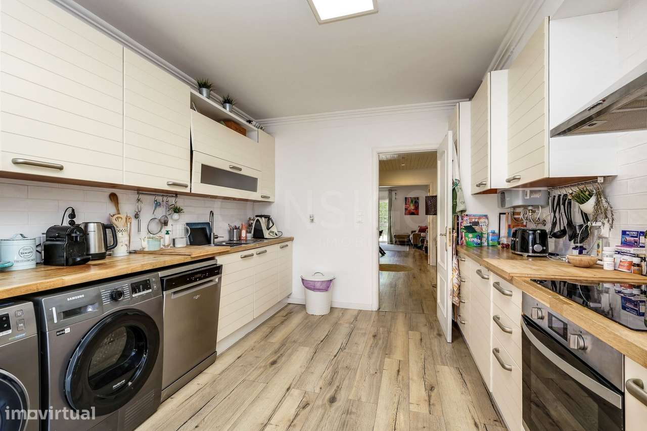 T3 com jardim privado, condomínio com piscina ,2 Estacionamentos + 1 a-8