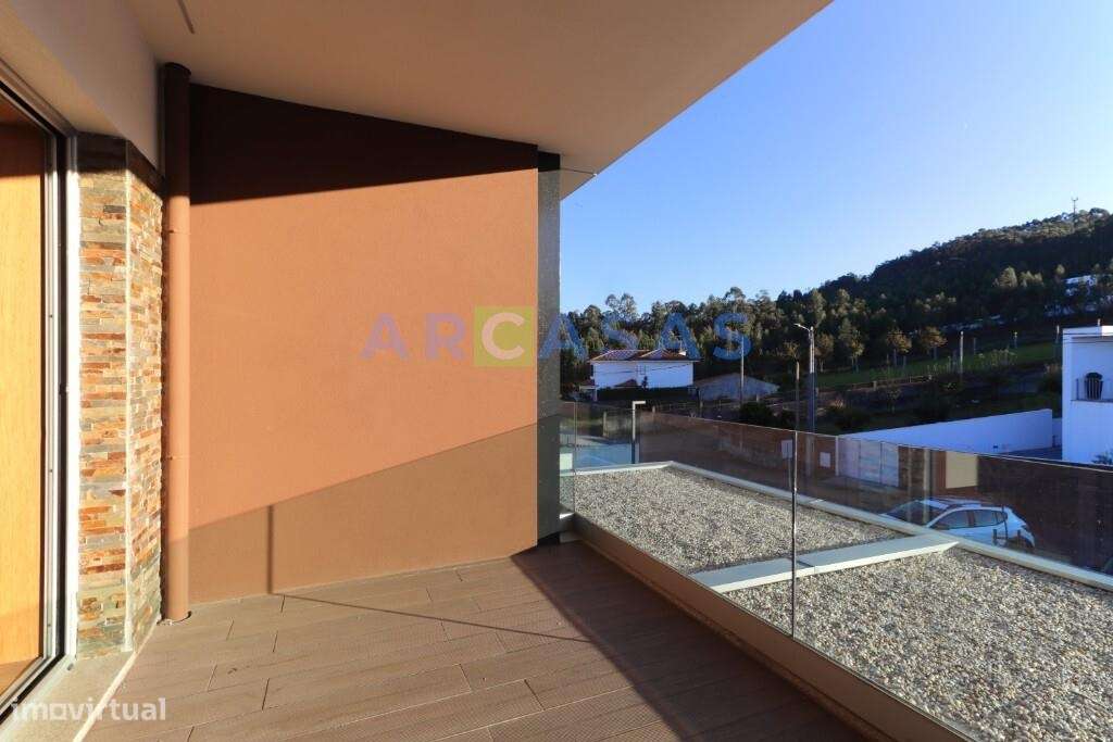 Moradia V3 com jardins e estacionamento na Trofa-23