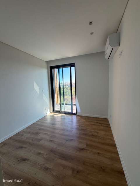 T2 em suítes, Varanda de 35,59 m² e Box para 2 Viaturas | Oeiras Golf-11