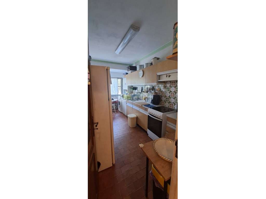 T3 com garagem e arrecadação na Estrada Portela em Carnaxide - Grande imagem: 4/21