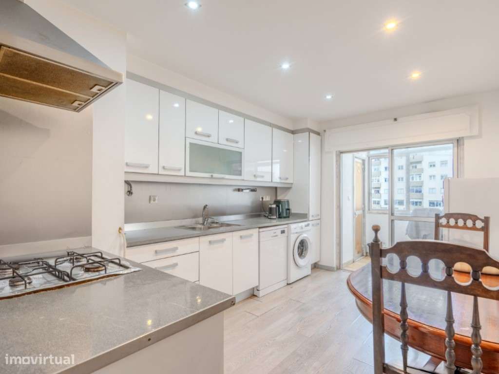 Apartamento T2 no Cacém com Arrecadação | Junto à Estação-8