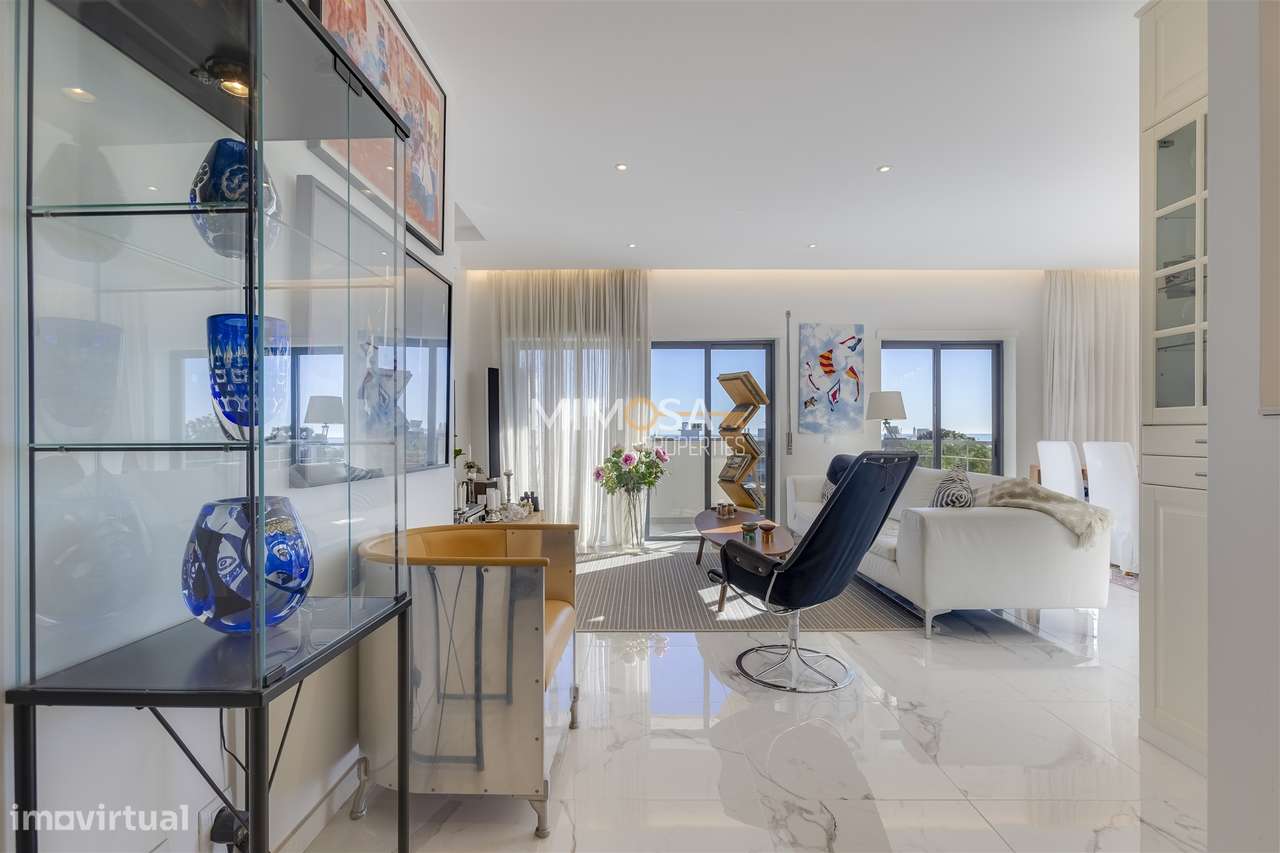 Cobertura exclusiva no Meia Praia T3 com um amplo terraço no último pi - Grande imagem: 3/53