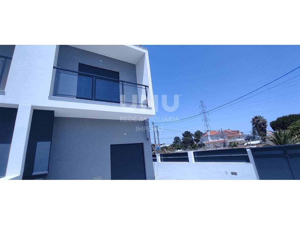 MORADIA PREMIUM TRIPLEX 5 ASSOALHADAS em Fernão Ferro 3 WC-47