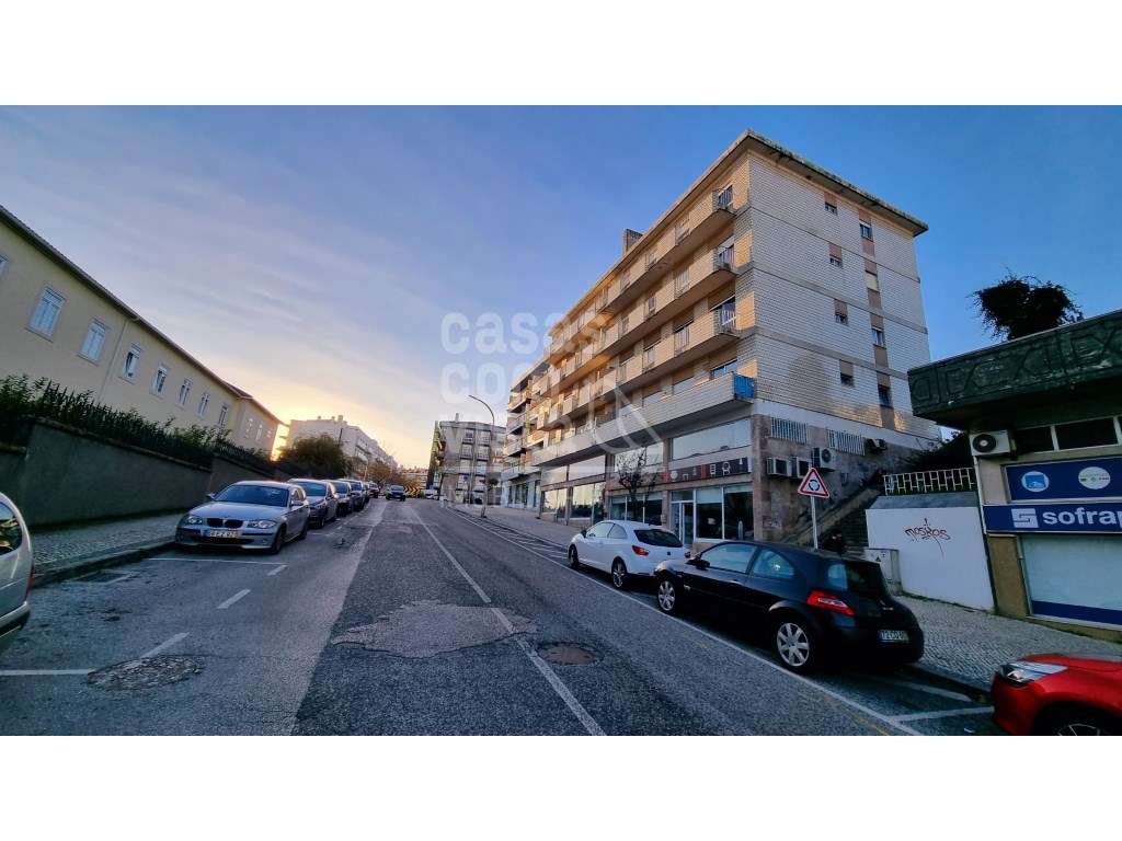 Apartmento T3+1 encontra-se situado numa das zonas mais nobres e ce...-11