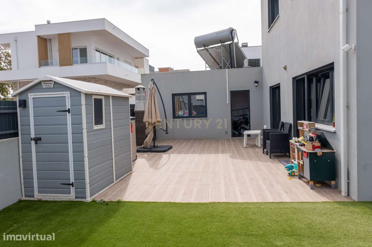 Moradia T4 com jardim e espaço exterior para convívio-37