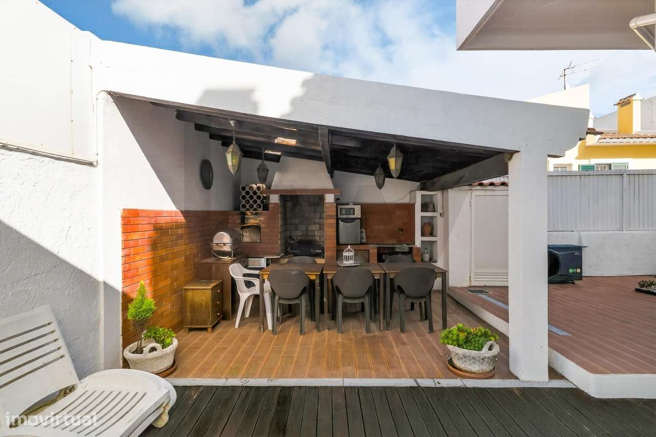 Moradia T4+1 com Piscina Coberta, Jardim e Churrasqueira em Alcoitão,-46