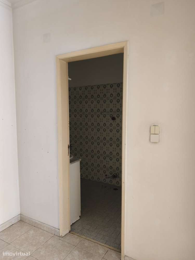 T2 Oeiras, Em Remodelação Total, Bem Localizado, Com Arrecadação.-16