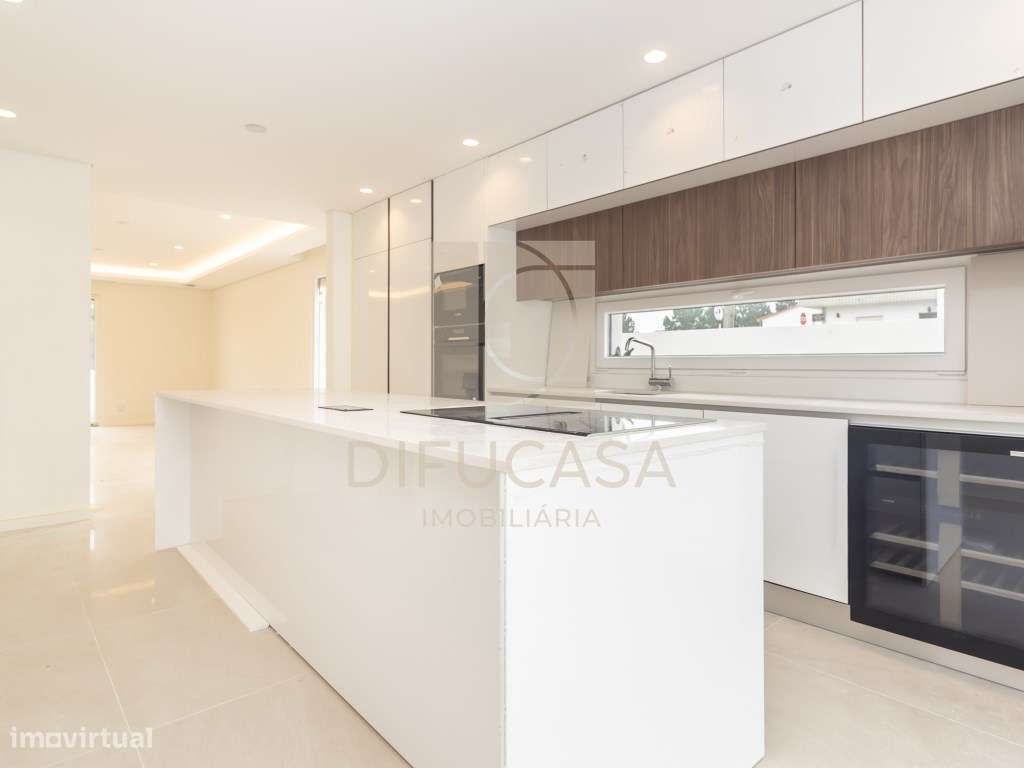 Moradia Isolada T4 c/ Piscina e Garagem-19