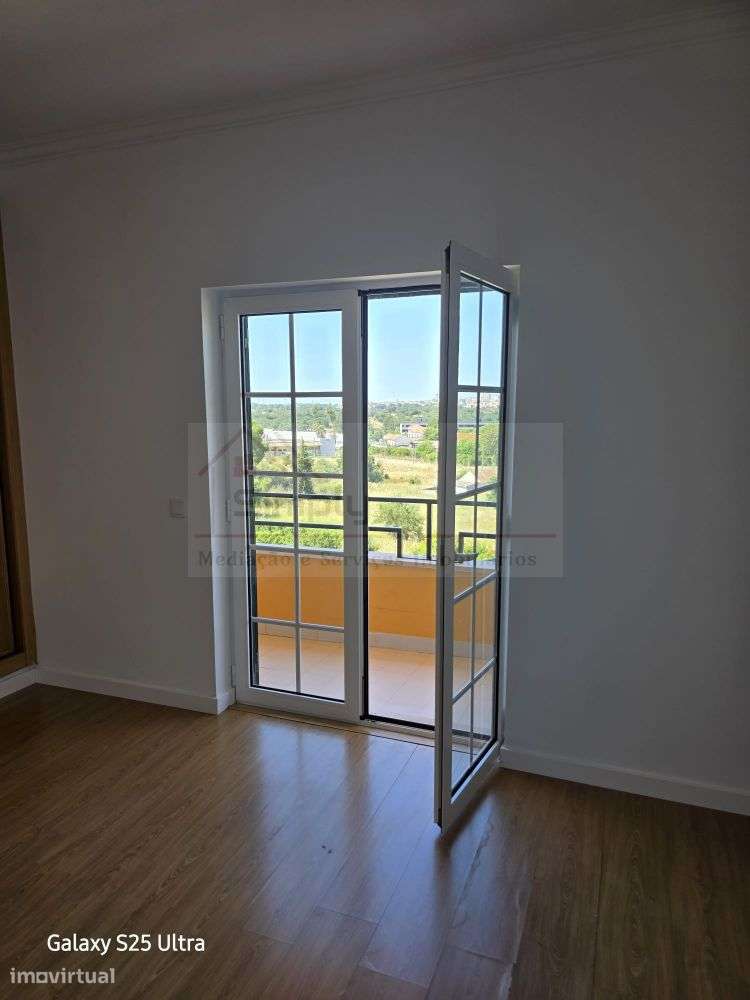 Moradia T4 com piscina e 900 m² de terreno na Quinta da Serralheira,-48
