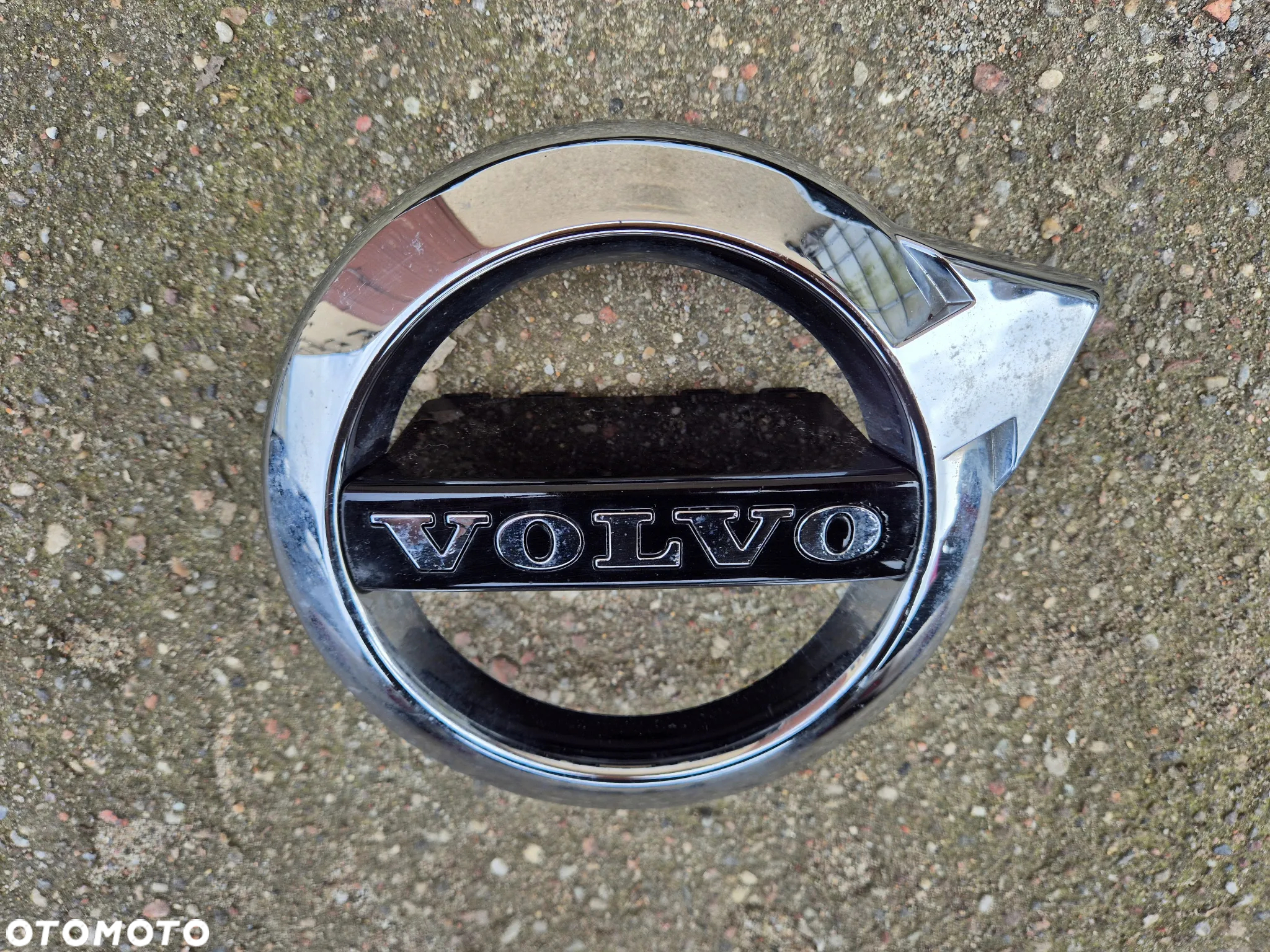 Volvo XC40 II 17- znaczek logo emblemat grill atrapa - 2