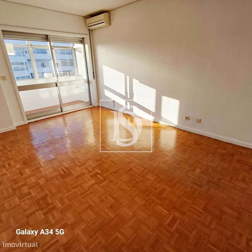 Excelente T2 com terraço e garagem em Box-19