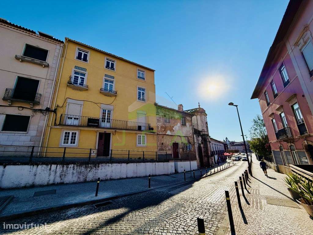 Apartamento T6 no centro de Leiria-0