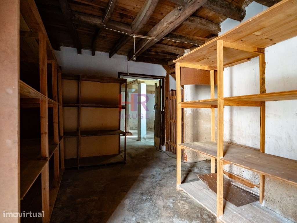 Coimbra, Vende-se Moradia com terreno e jardim.-30