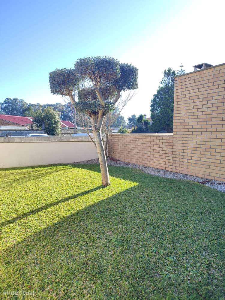 Moradia T4(2 suites) + escritório, cond.fechado à Estrada Nacional N.1-7