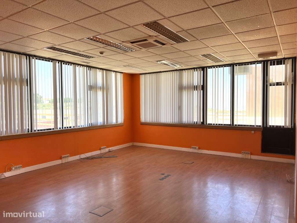 Escritório em Alfragide com 495 m2 - Financiamento até 100% - Grande imagem: 2/16