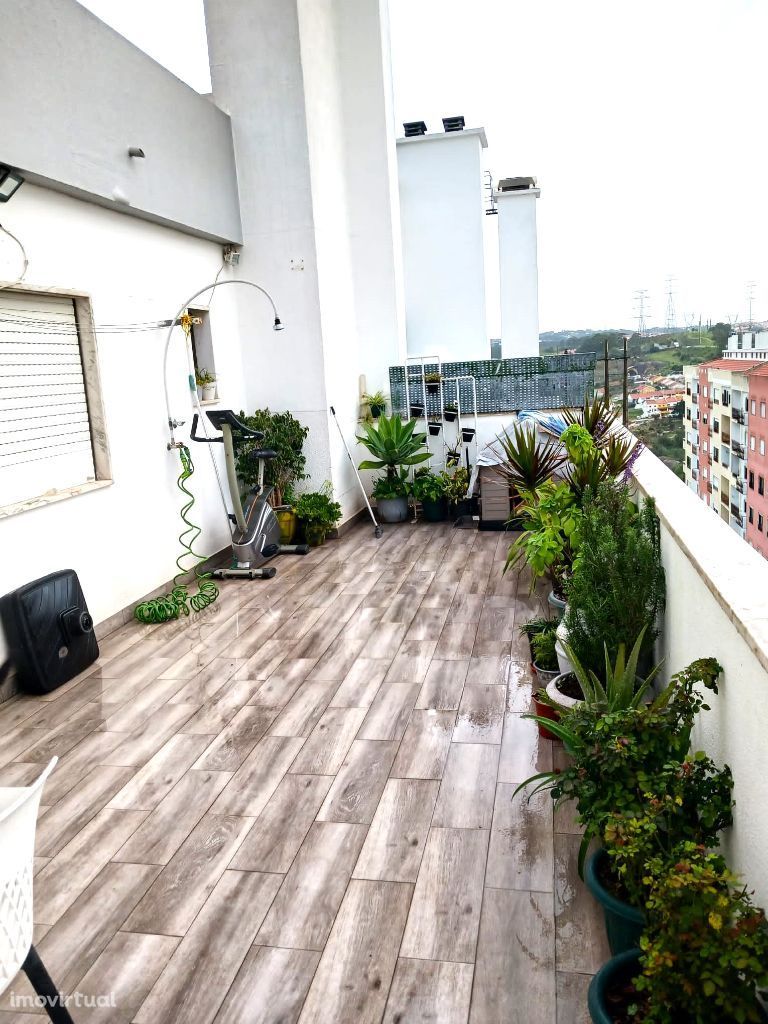 Apartamento T2+1 com Terraço em Monte Abraão