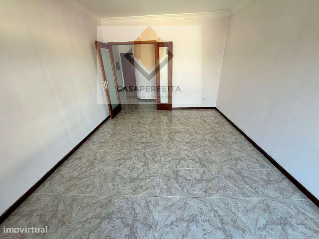 Fabuloso Apartamento T2 com Varanda e Box - Olival - Grande imagem: 3/20