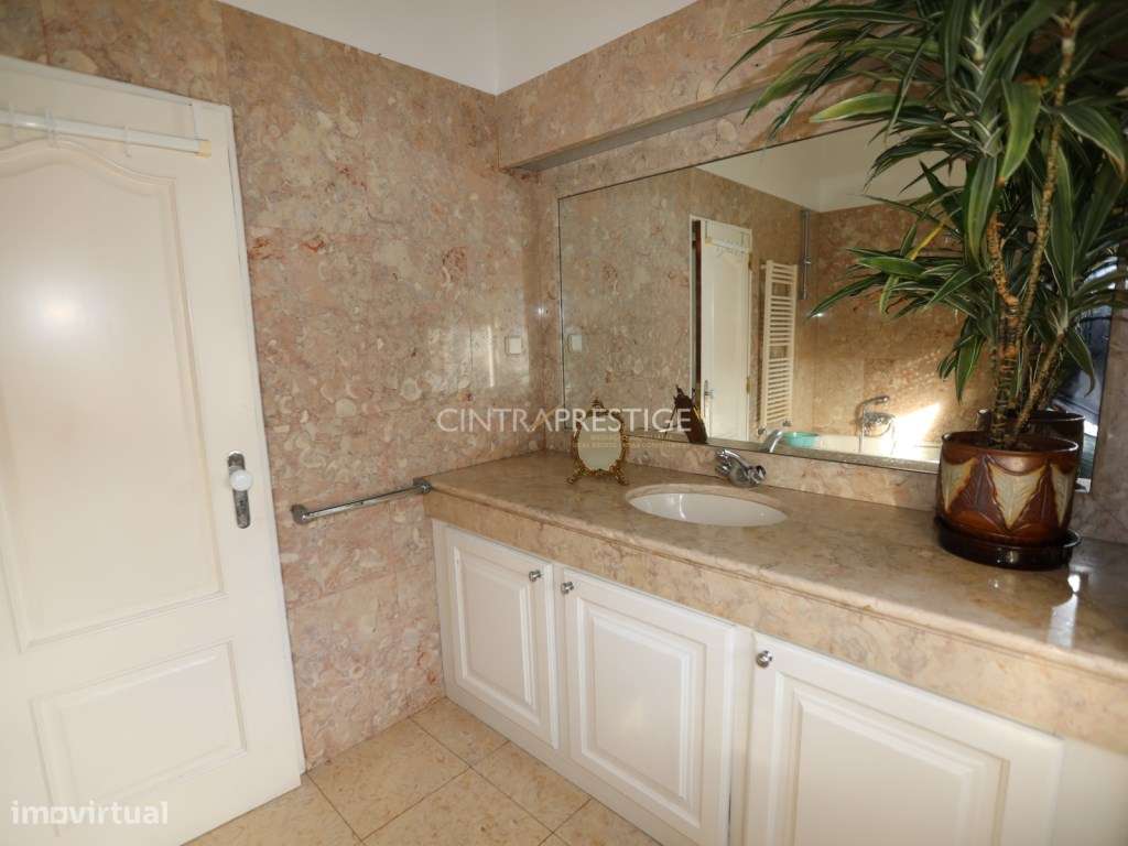 Moradia no Centro de Mafra com 2 Pisos e 2 Garagens.-17