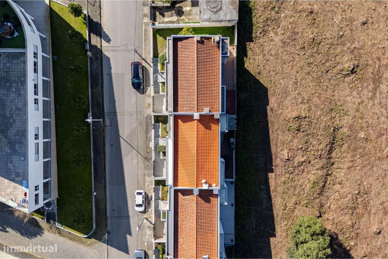 MORADIA EM BANDA T3-38