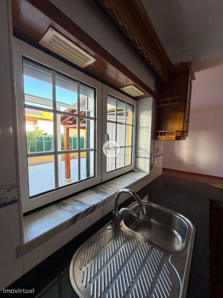 Moradia T4 no centro de Cantanhede com dois pisos e terraço.-28