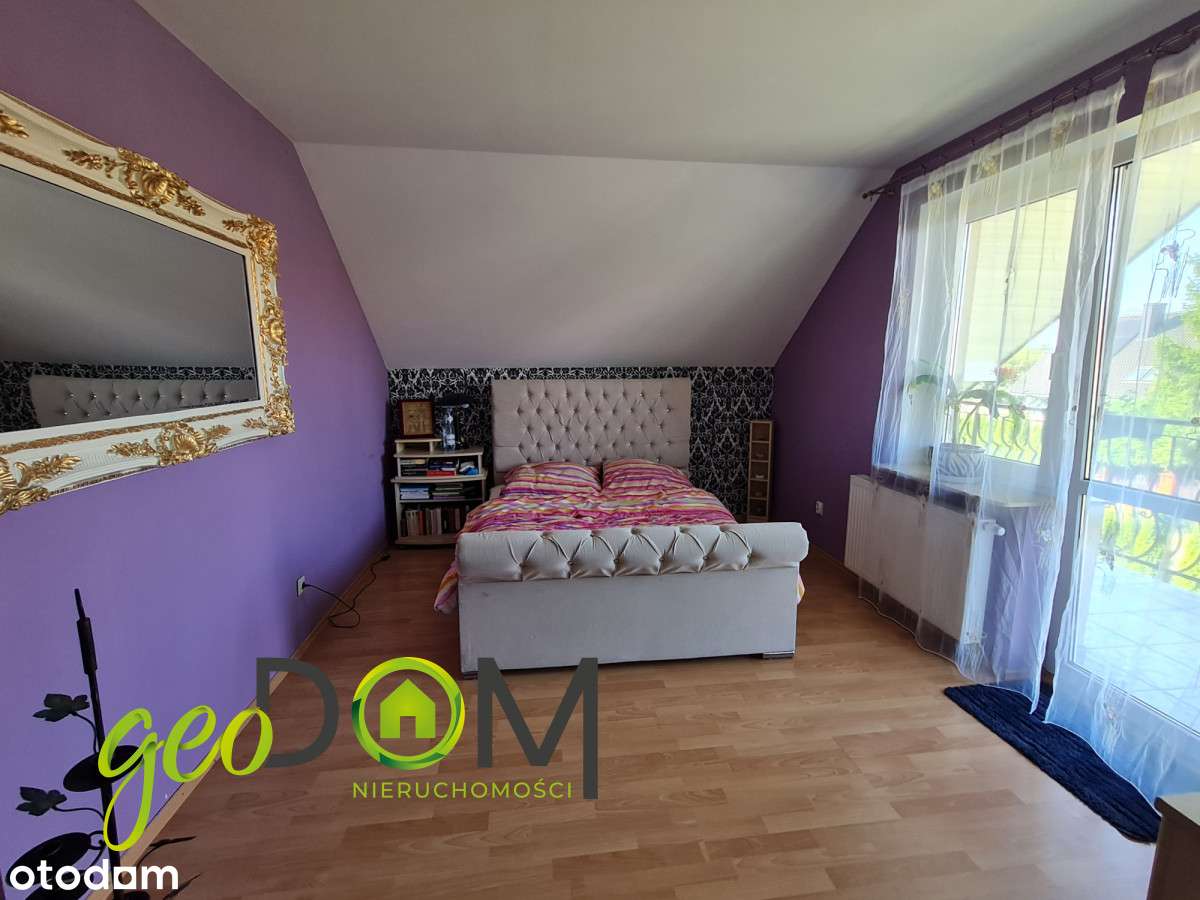 Przestronny dom o ciekawej bryle na dużej działce.-3