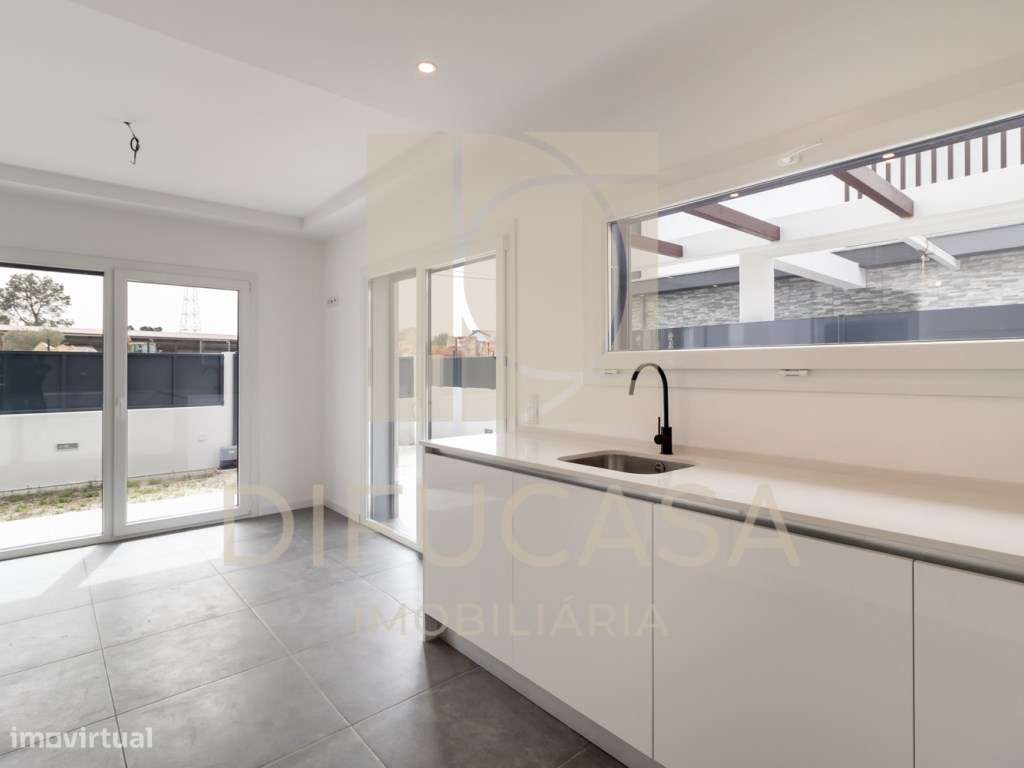 R268 Moradia Duplex - Localizada no centro de Fernão Ferro-7