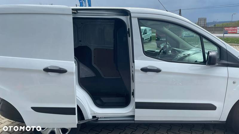 Ford Transit Courier - 13