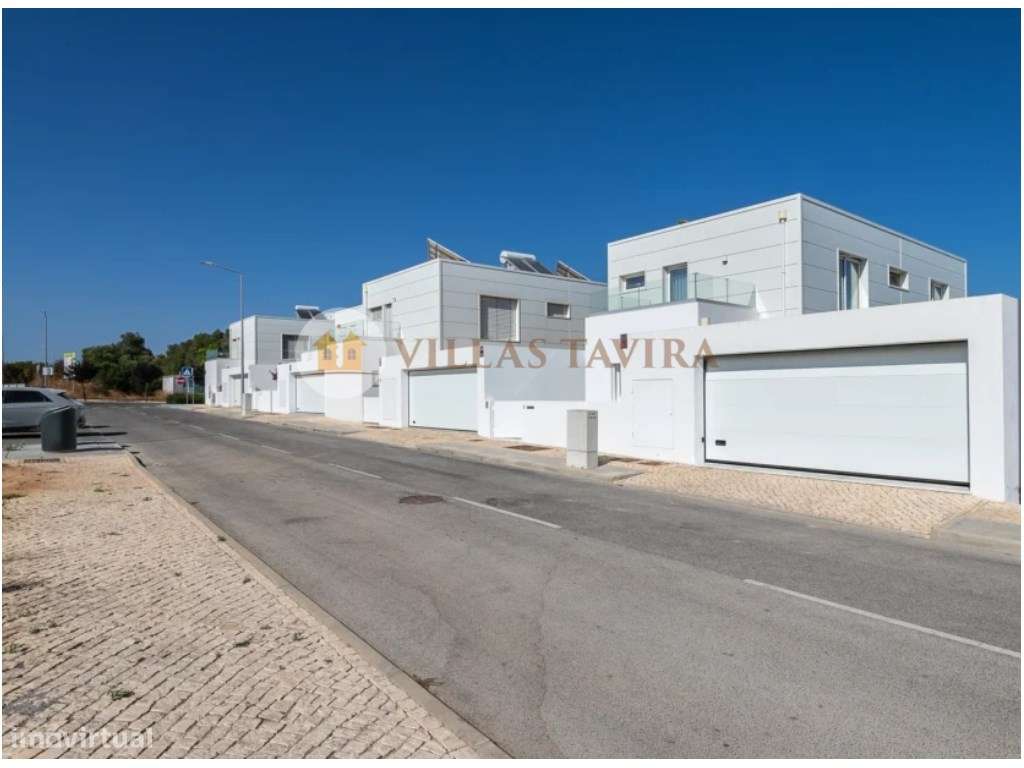 Moradia T3 de Luxo com Piscina, Vista Mar e Acabamentos Premium-52
