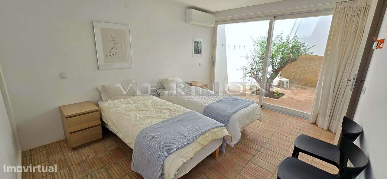 Moradia Moderna Renovada com Vista Mar e Rooftop no Centro de Carvoeir-12
