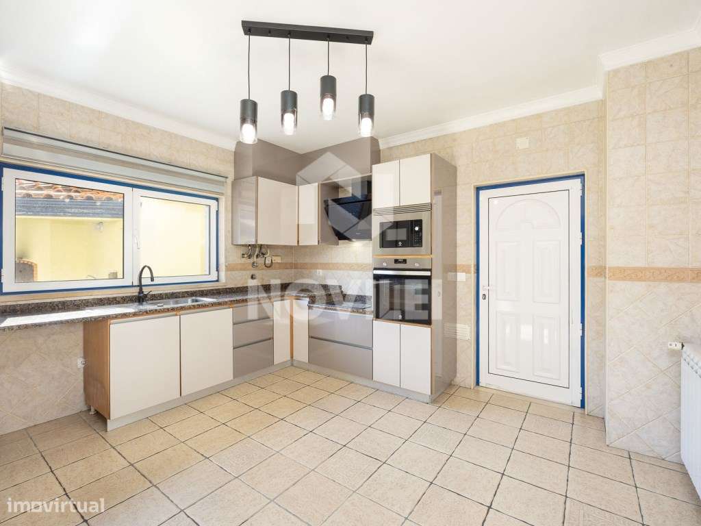 Moradia T4 c/ Jardim e Cave - Próxima do Centro de Leiria. - Grande imagem: 3/39