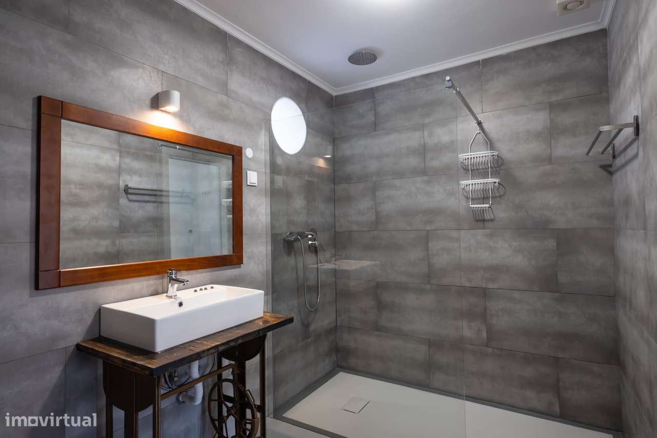 Moradia T-1 com logradouro, piscina, estacionamento.-10