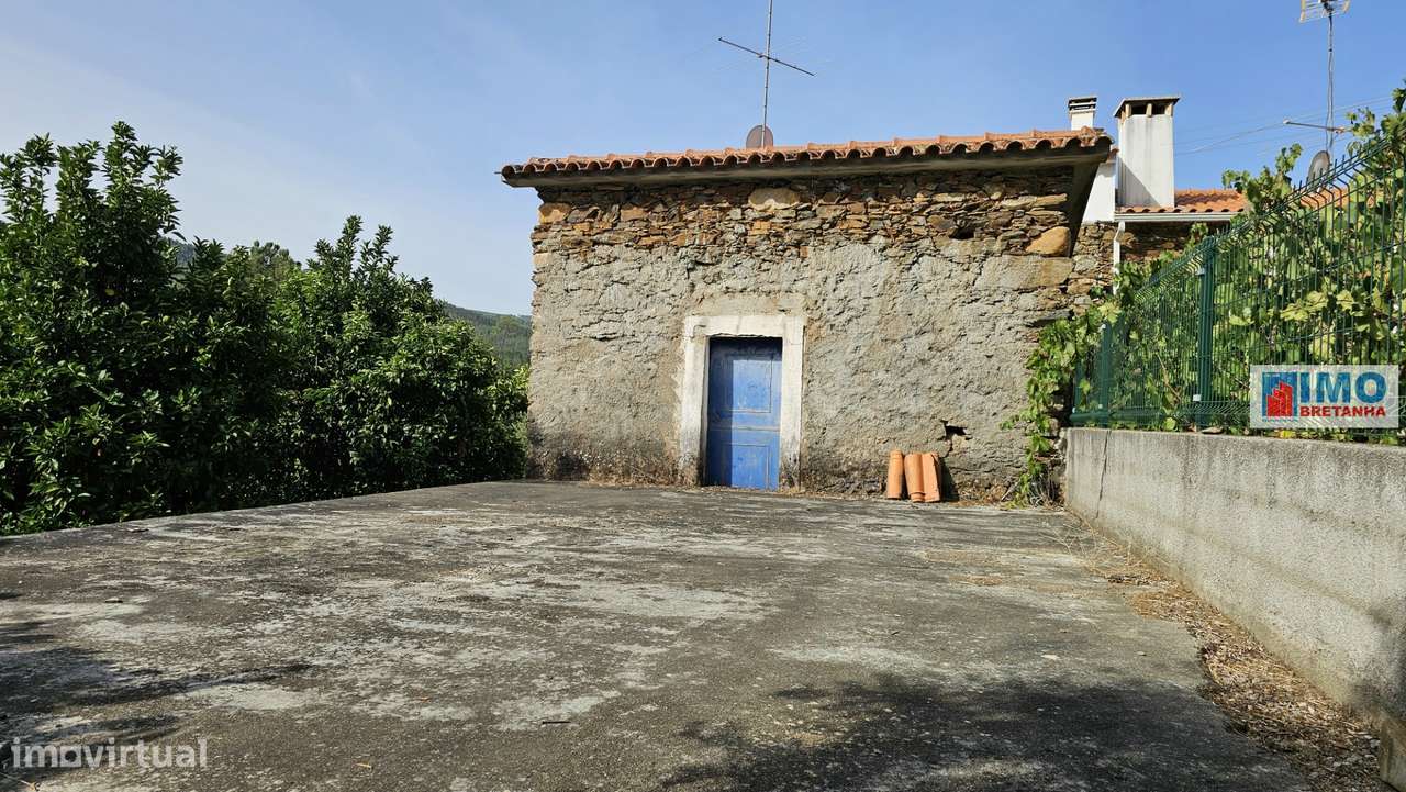 Moradia V2 com bastante terreno para renovar em Vilar Barroco, Malhada - Grande imagem: 4/30