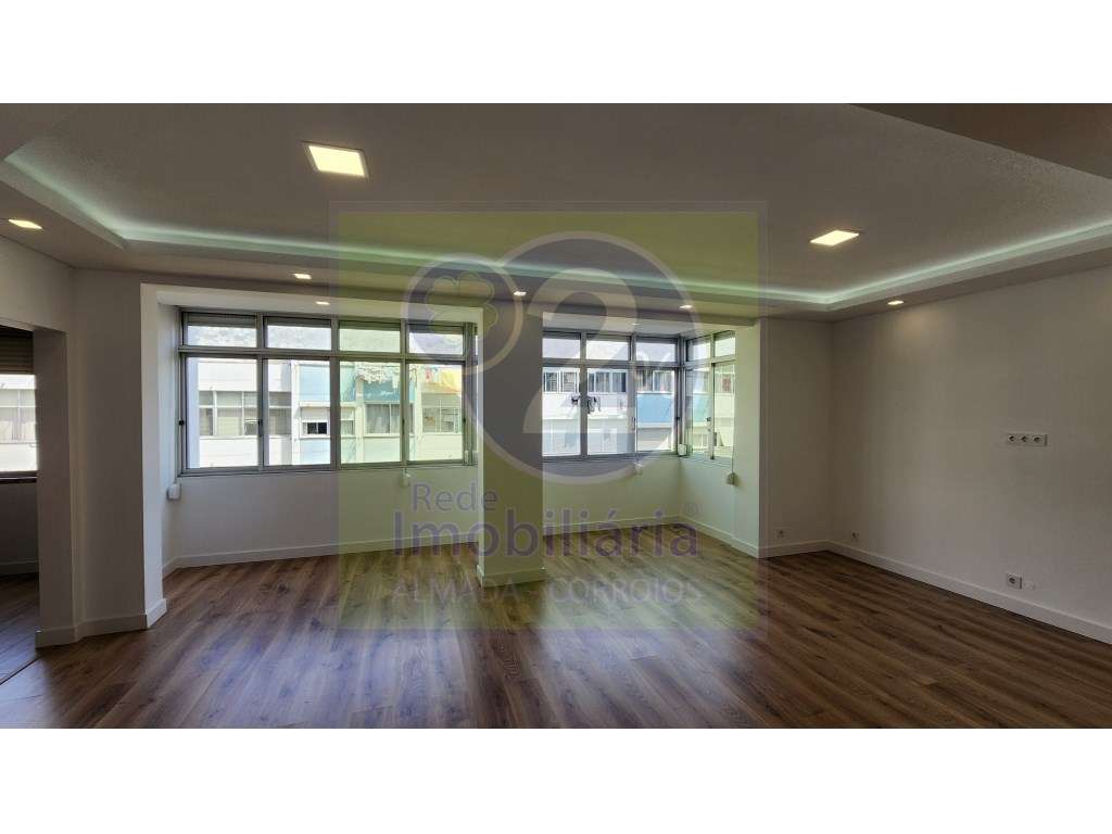 Apartamento T3, transformado em T2-3