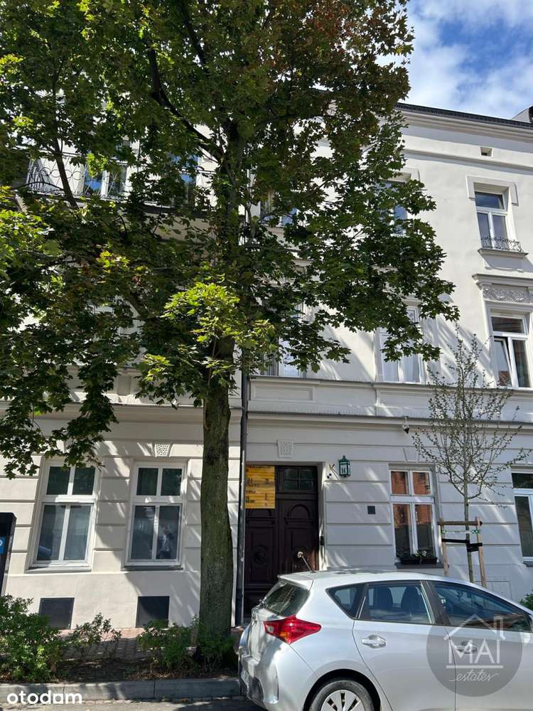 Klimatyczne mieszkanie z cegłą, drewn. belkami.-9